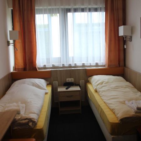 Airport-Hotel Zum Taubengrund Kelsterbach Esterno foto