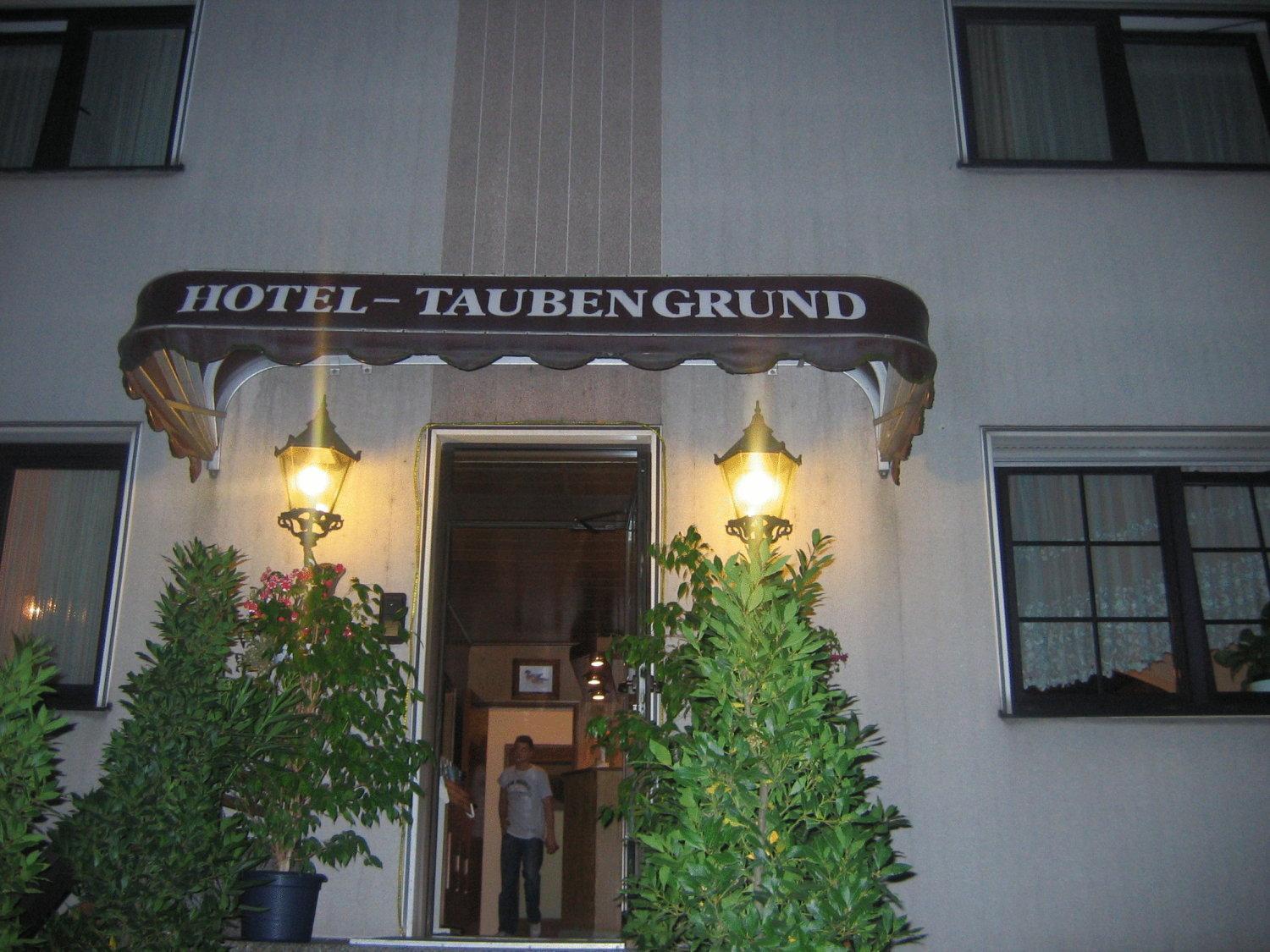 Airport-Hotel Zum Taubengrund Kelsterbach Esterno foto