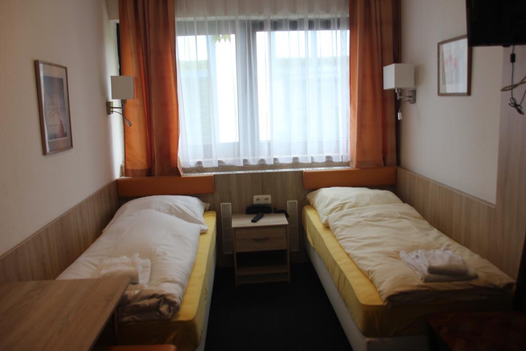 Airport-Hotel Zum Taubengrund Kelsterbach Esterno foto