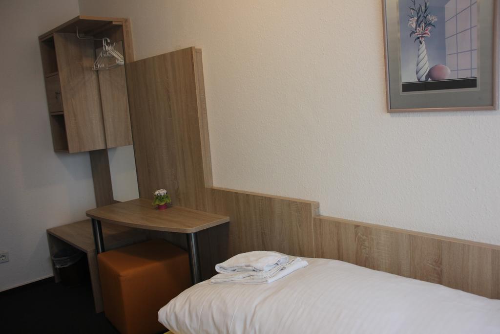 Airport-Hotel Zum Taubengrund Kelsterbach Esterno foto