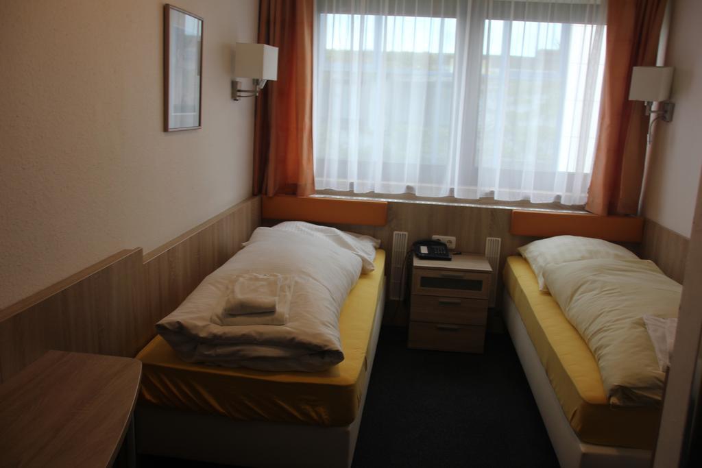 Airport-Hotel Zum Taubengrund Kelsterbach Esterno foto