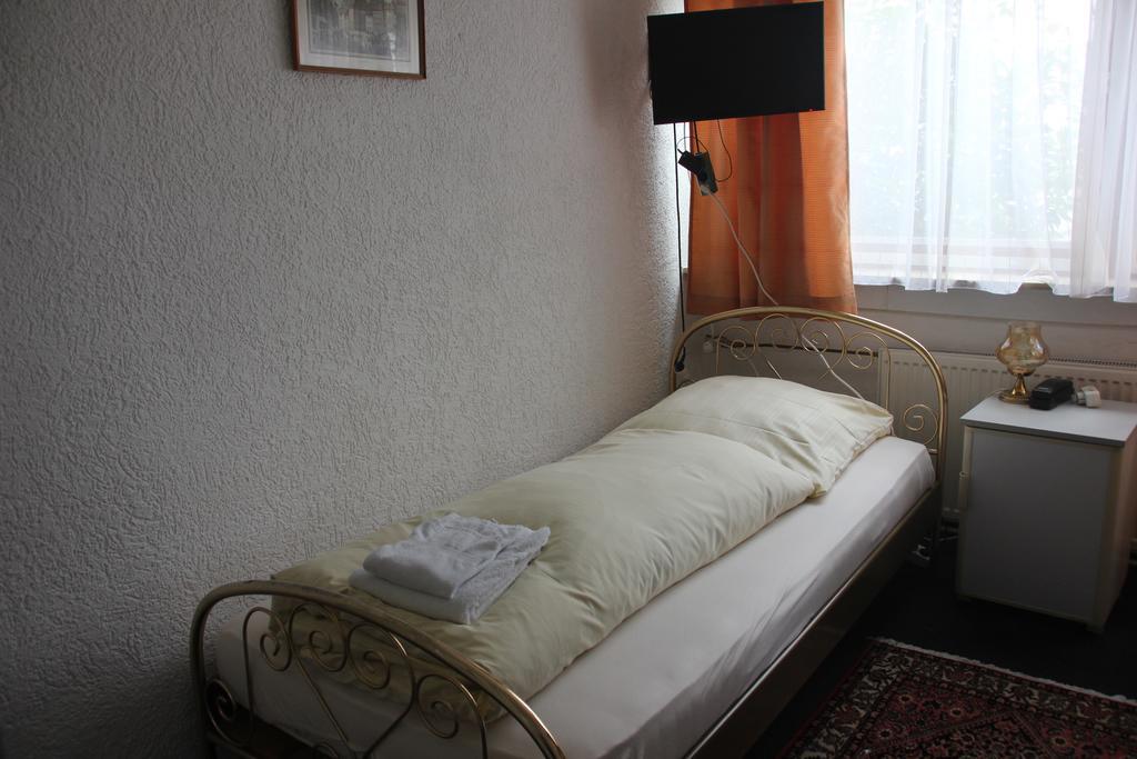 Airport-Hotel Zum Taubengrund Kelsterbach Esterno foto