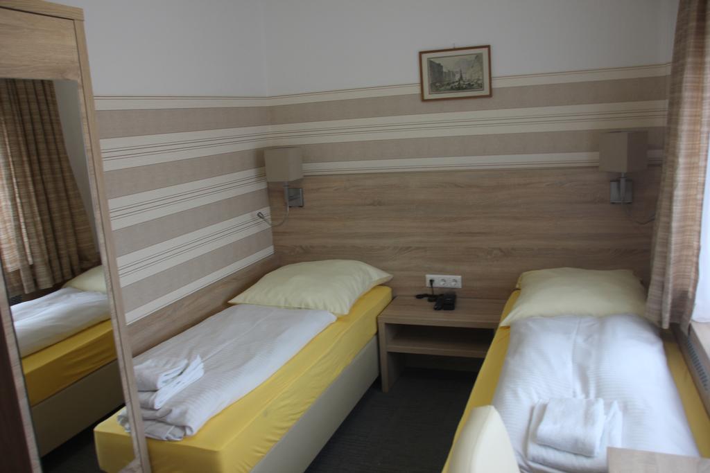 Airport-Hotel Zum Taubengrund Kelsterbach Esterno foto