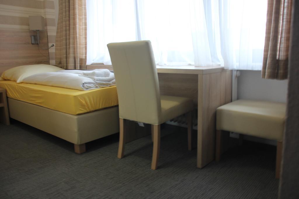 Airport-Hotel Zum Taubengrund Kelsterbach Esterno foto