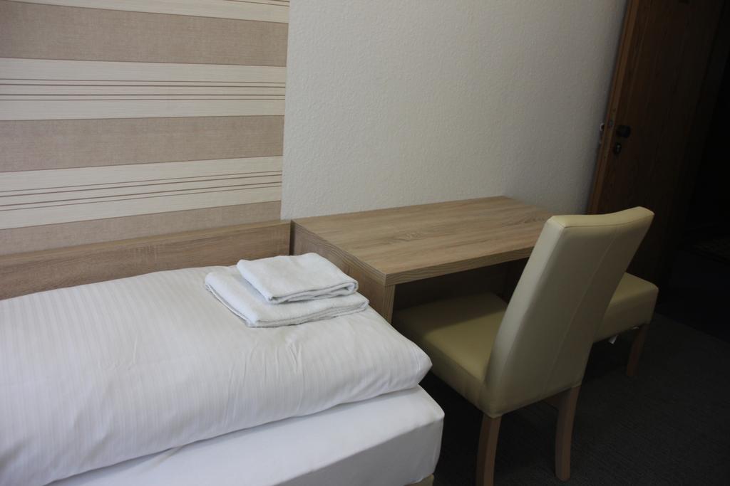 Airport-Hotel Zum Taubengrund Kelsterbach Esterno foto