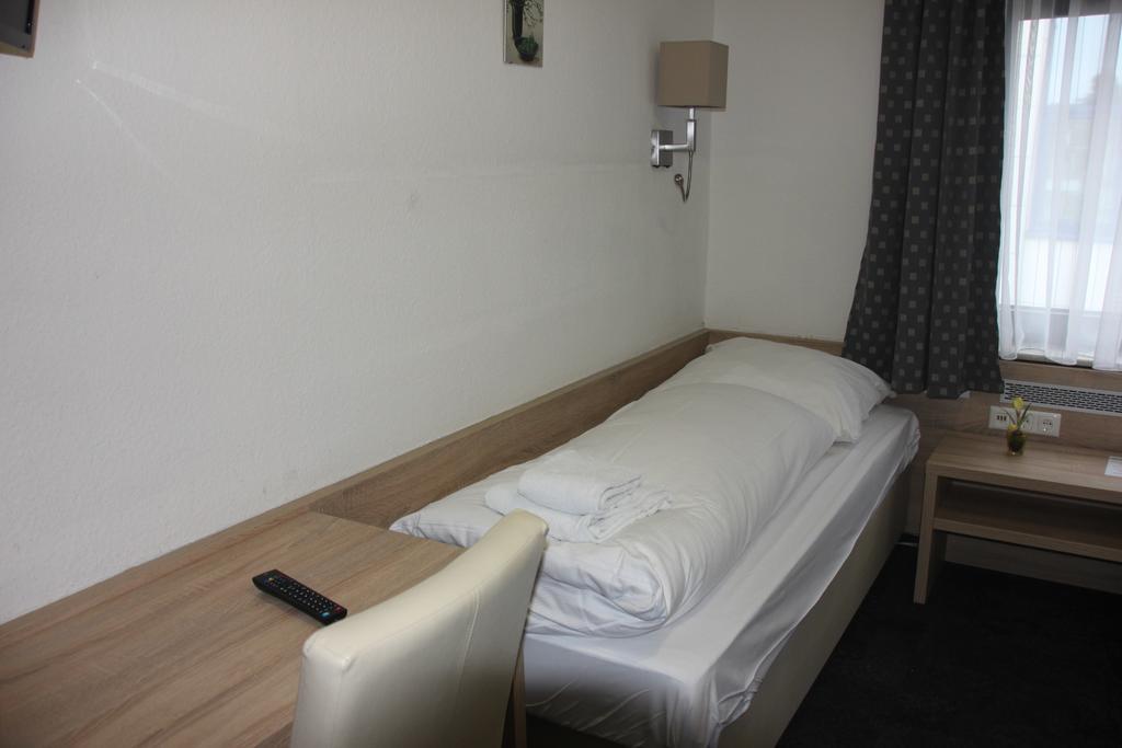 Airport-Hotel Zum Taubengrund Kelsterbach Esterno foto
