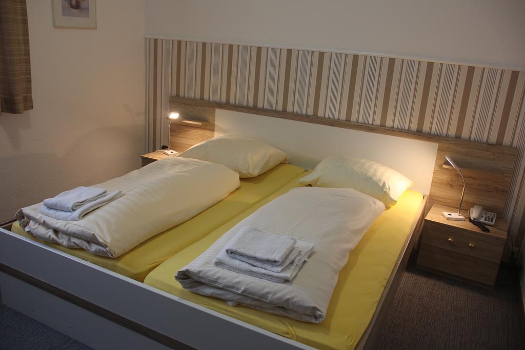 Airport-Hotel Zum Taubengrund Kelsterbach Esterno foto