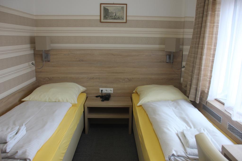 Airport-Hotel Zum Taubengrund Kelsterbach Esterno foto